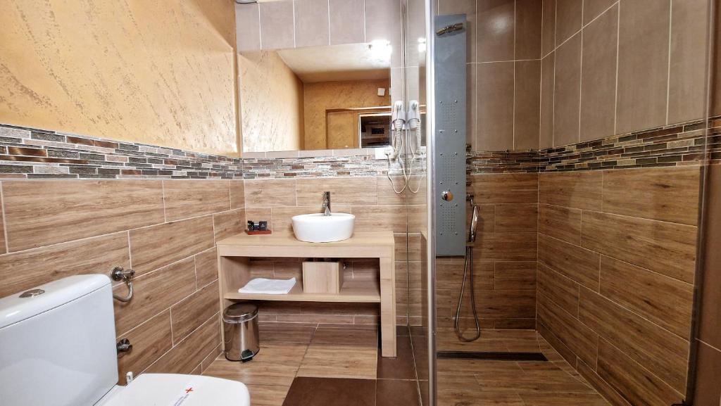 Koupelna v ubytování Restaurant & Apartments & Rooms AVENIA