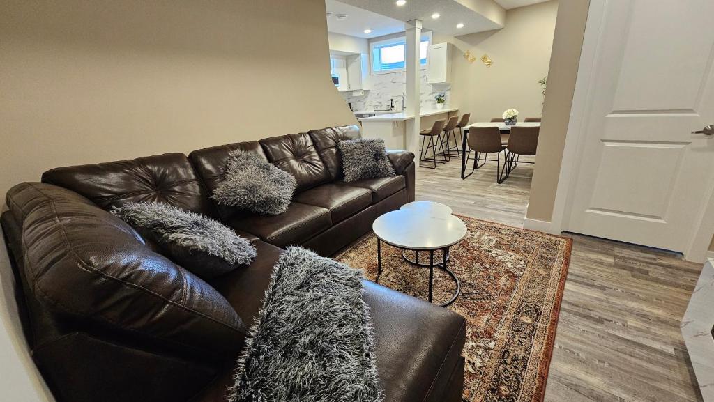Posezení v ubytování Luxury Basement Suite with 2 Bedrooms, 2 Queen Beds, Free Wi-Fi, and Free Parking