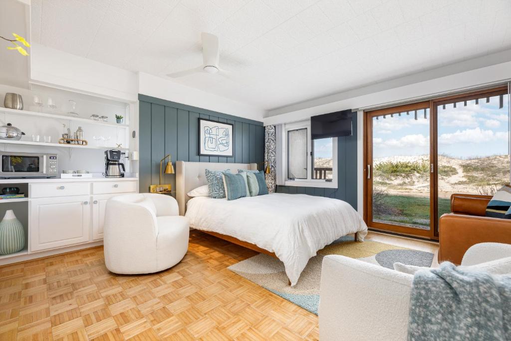 Η κουζίνα ή μικρή κουζίνα στο Glen Arbor Riverfront Retreat Steps to Beach!