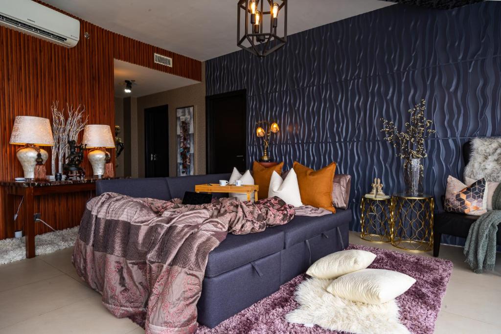 Postel nebo postele na pokoji v ubytování Glamorous Luxury 2 Bedroom Apartment in Aeon Towers I Panoramic Views I Free Wi-fi, Gym and Pool I by Bleuspace