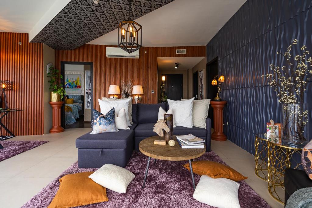 Posezení v ubytování Glamorous Luxury 2 Bedroom Apartment in Aeon Towers I Panoramic Views I Free Wi-fi, Gym and Pool I by Bleuspace