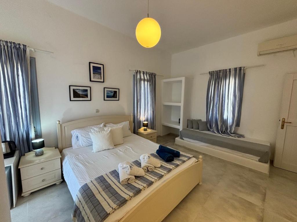 A bed or beds in a room at Thomas Apartments Katapola - Chora