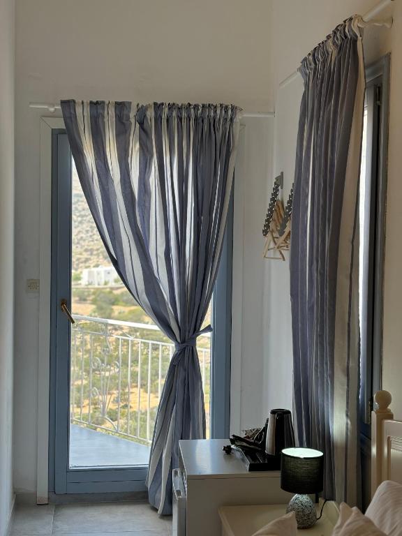 A seating area at Thomas Apartments Katapola - Chora