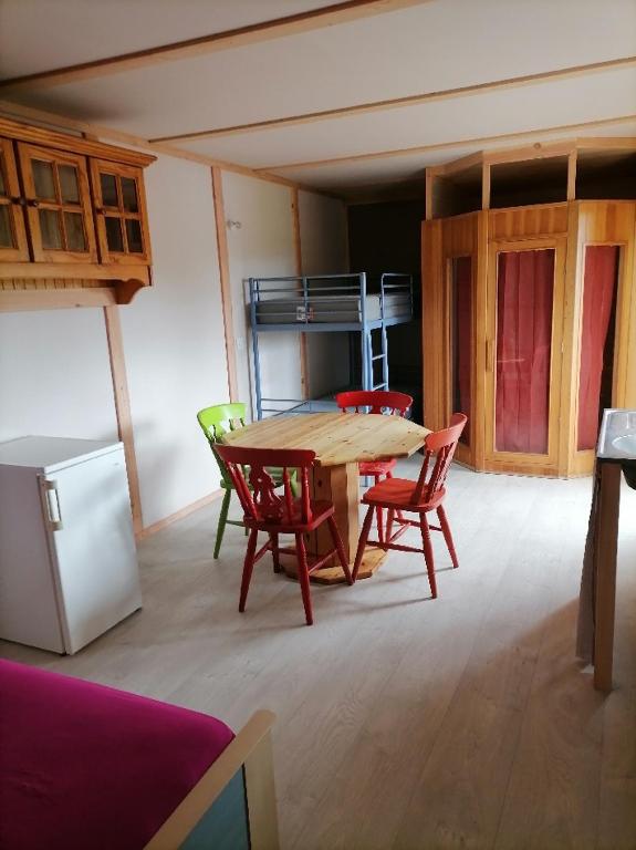 une cuisine avec une table et des chaises dans une pièce dans l'établissement Harmonie Spirit 9, à Rauret