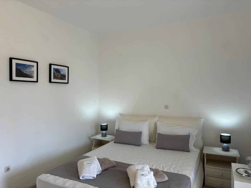 A bed or beds in a room at Thomas Apartments Katapola - Chora
