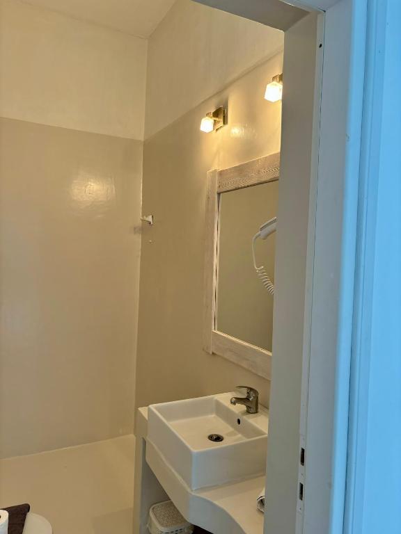 A bathroom at Thomas Apartments Katapola - Chora