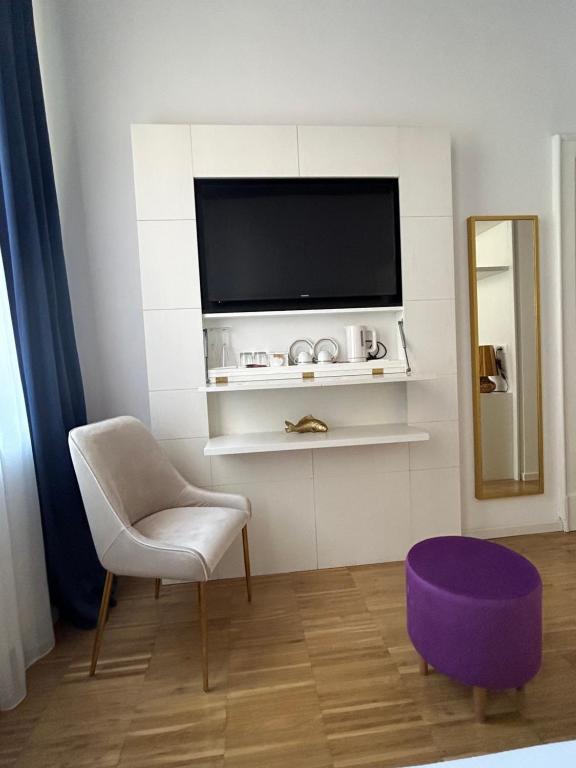 Televízia a/alebo spoločenská miestnosť v ubytovaní Maison Fleurie
