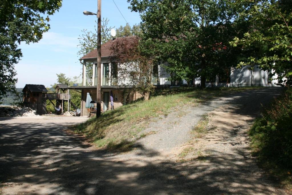 ヴェターにあるFerienwohnung Ruhrblick Wengernの坂の古家