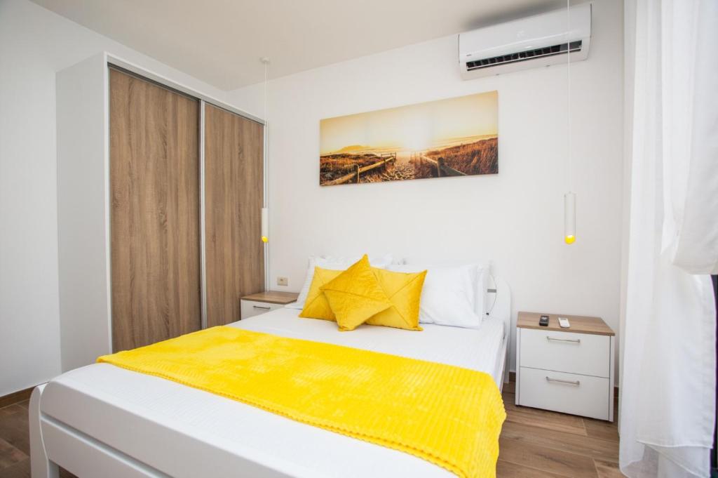 Postel nebo postele na pokoji v ubytování Apartments NIKOS FAMILY