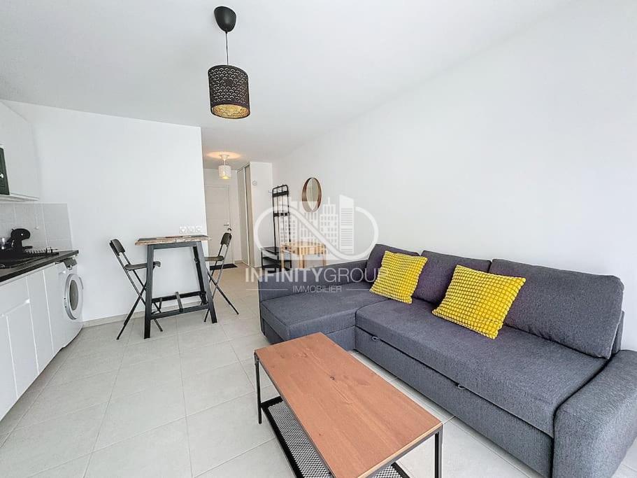 un salon avec un canapé et une table dans l'établissement Grand studio 5 min des plages, à Antibes