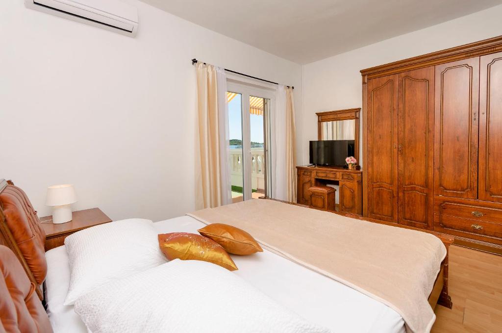 Postel nebo postele na pokoji v ubytování Apartment and Rooms Artina