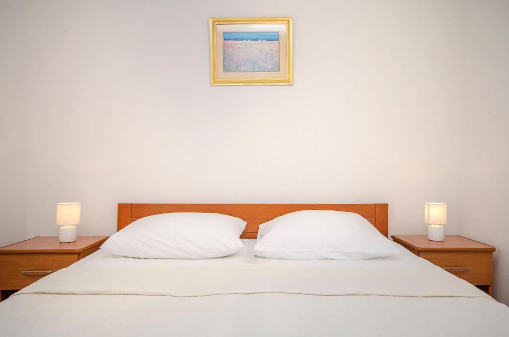 Postel nebo postele na pokoji v ubytování Apartment and Rooms Artina