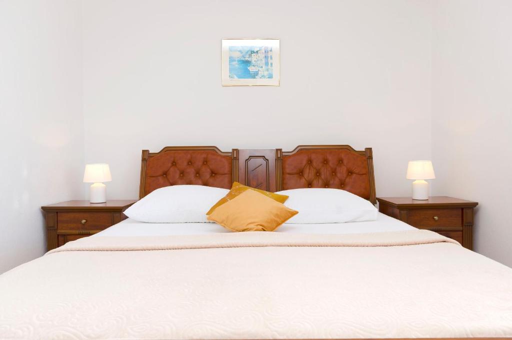 Postel nebo postele na pokoji v ubytování Apartment and Rooms Artina