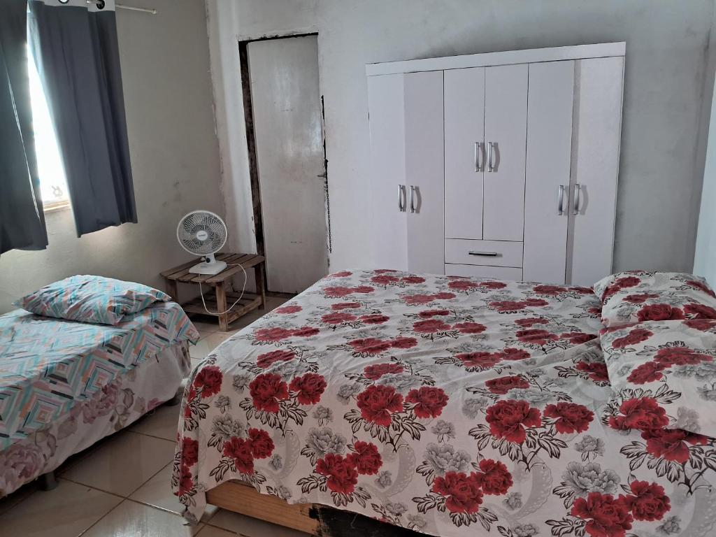 Katil atau katil-katil dalam bilik di Linda Casa de Temporada em São Luis-Ma