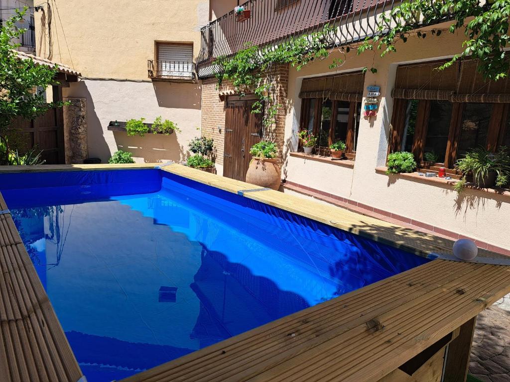 una grande piscina blu accanto a un edificio di Casa Rural de Lucía a Horche