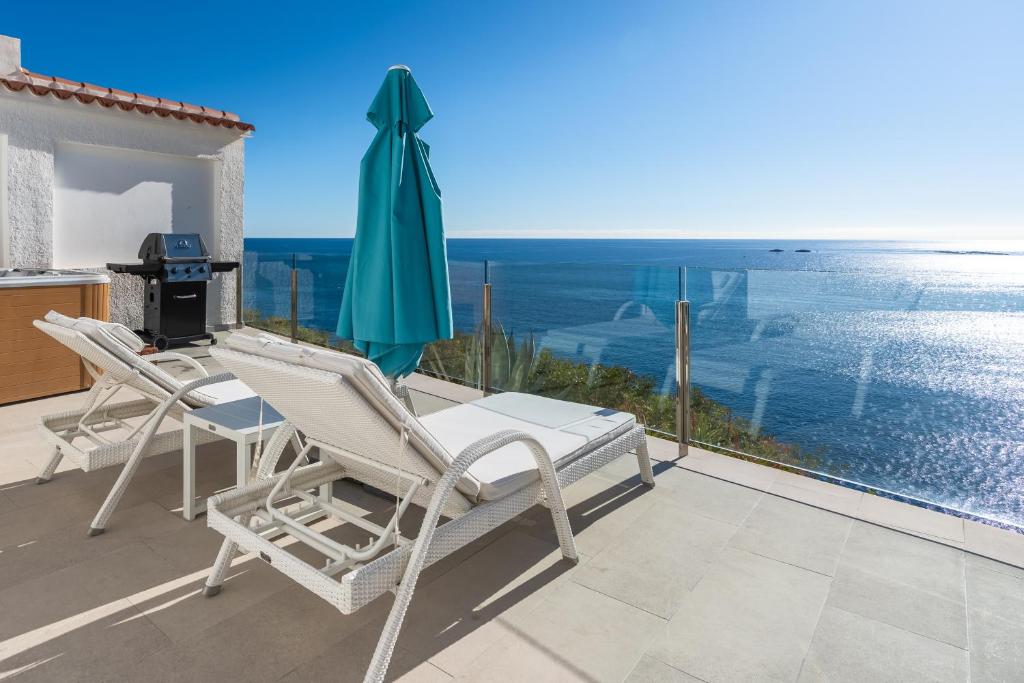a balcony with a table and chairs and an umbrella at Maryvilla Inspiración y Vacaciones - Bungalows in Calpe