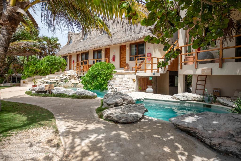 Бассейн в Mezzanine Tulum, a Small Luxury Hotel или поблизости
