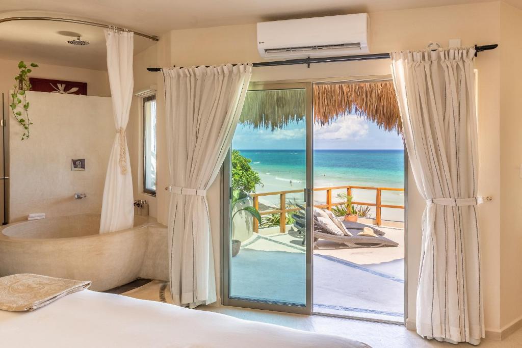 Кровать или кровати в номере Mezzanine Tulum, a Small Luxury Hotel