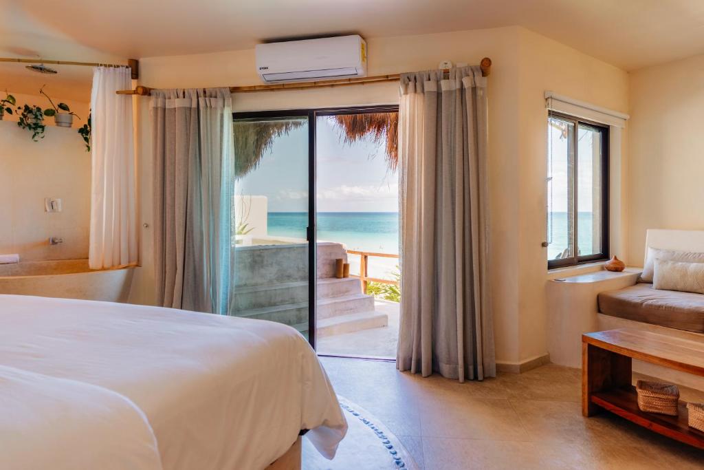 Кровать или кровати в номере Mezzanine Tulum, a Small Luxury Hotel