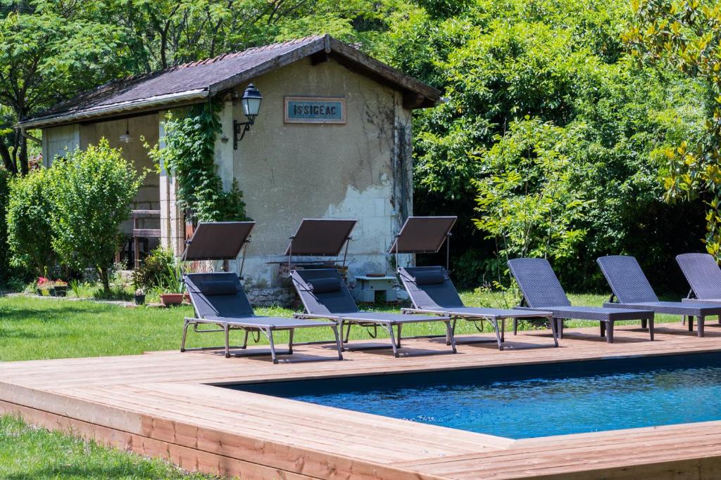 Photo de la galerie de l'établissement Atypique ancienne gare d'Issigeac,piscine privée,pétante,grand terrain, à Issigeac