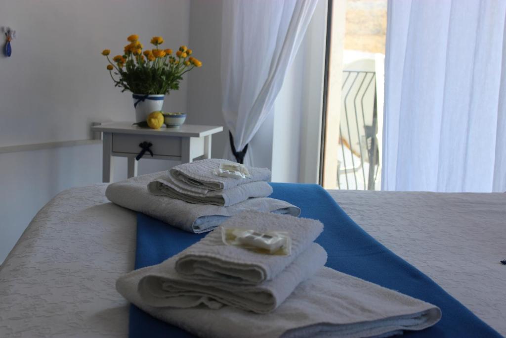 a group of towels sitting on top of a bed at Casa Blu Cobalto in Maiori