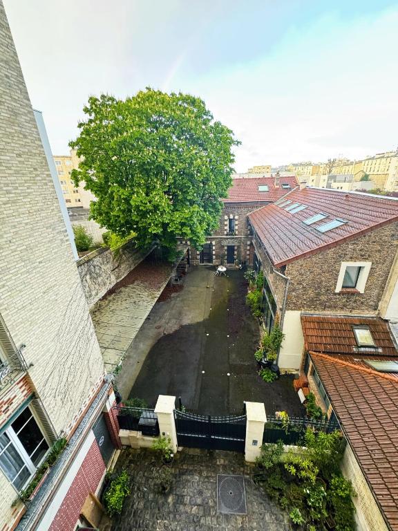 une vue sur une allée située entre deux bâtiments dans l'établissement Symphonie Urbaine, à Pantin