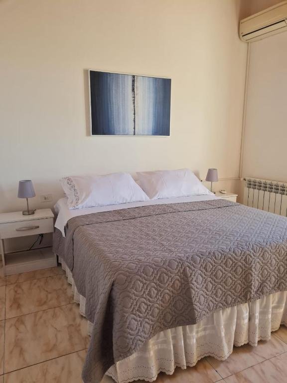 een slaapkamer met een groot bed en een raam bij Vista Malbec 2 in Ciudad Lujan de Cuyo