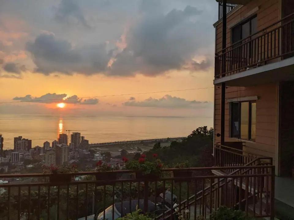 vista sul tramonto da un balcone di un edificio di Tsisa House a Kvariati
