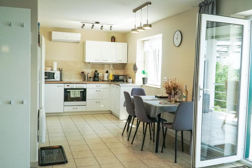 Kuchyňa alebo kuchynka v ubytovaní Fügefa Apartman