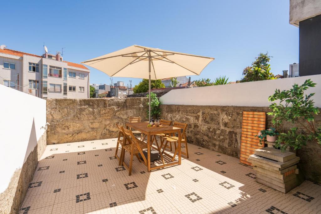 Μπαλκόνι ή βεράντα στο Host Wise - Elegant Colorful House w Private Terrace