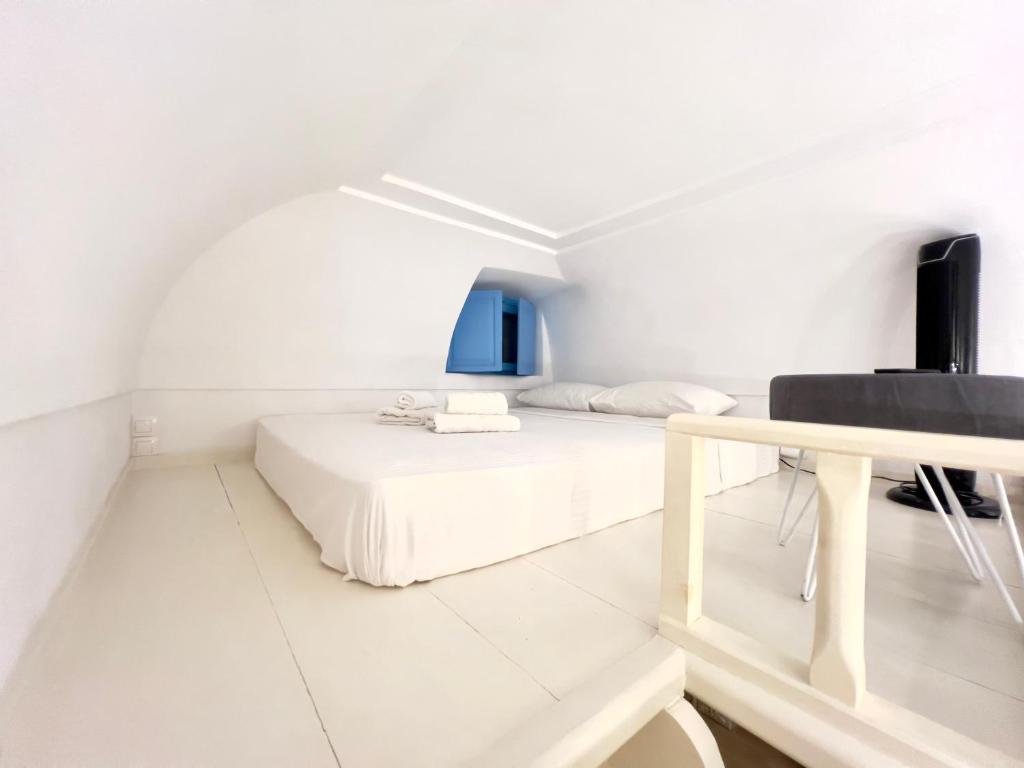 Zdjęcie z galerii obiektu Traditional Cave Villa-Paradise & Prive Jacuzzi w mieście Emporio