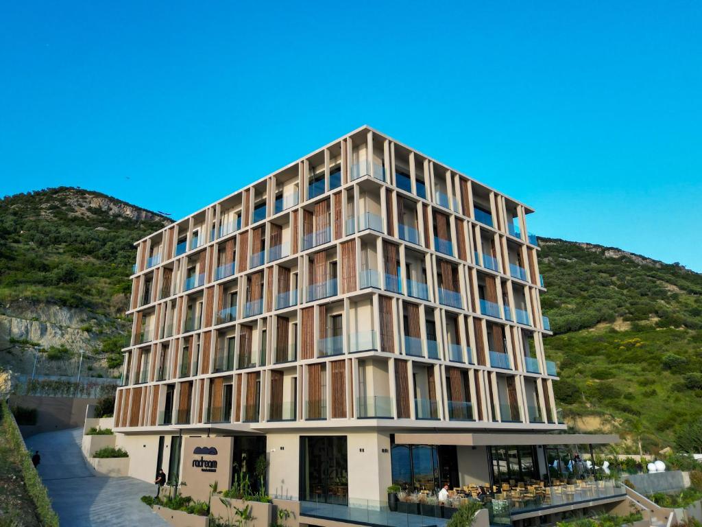 Nespecifikovaný výhled na hory nebo výhled na hory při pohledu z hotelu