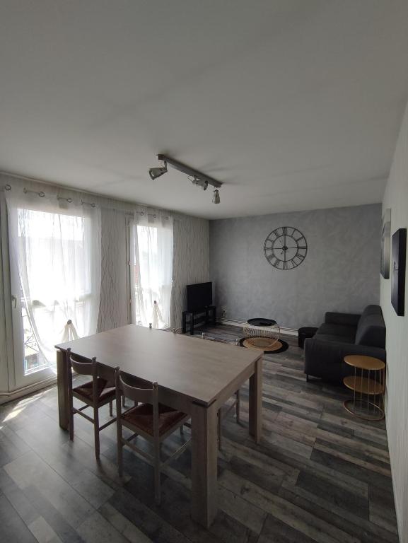 un salon avec une table et un canapé dans l'établissement LENS, Bel appartement lumineux spacieux en centre ville 3 chambres, à Lens