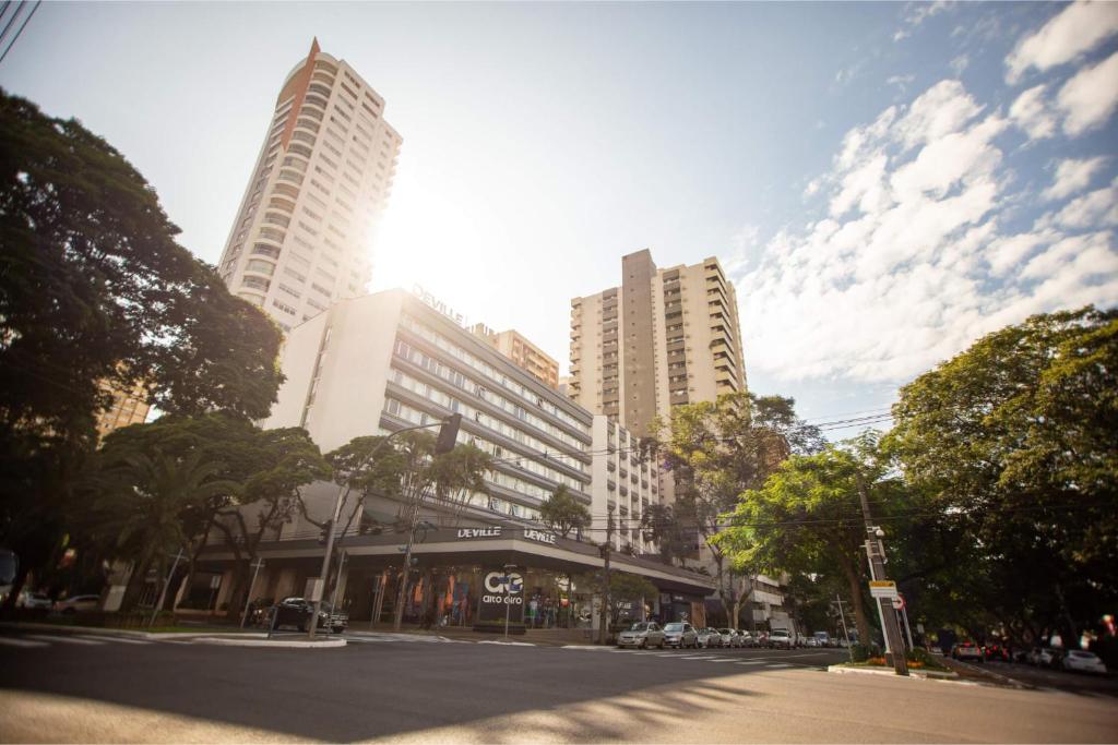una vista de una ciudad con edificios altos en Hotel Deville Business Maringá, en Maringá