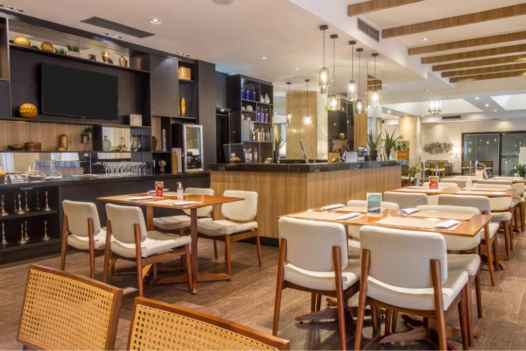 Lounge nebo bar v ubytování Hotel Deville Business Maringá