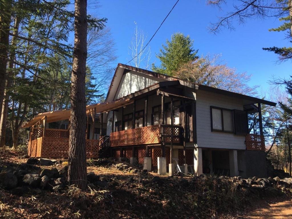 une maison sur une colline dans les bois dans l'établissement Tsumagoi Bessou Life Sanso 2 - Vacation STAY 14930v, à Tsumagoi