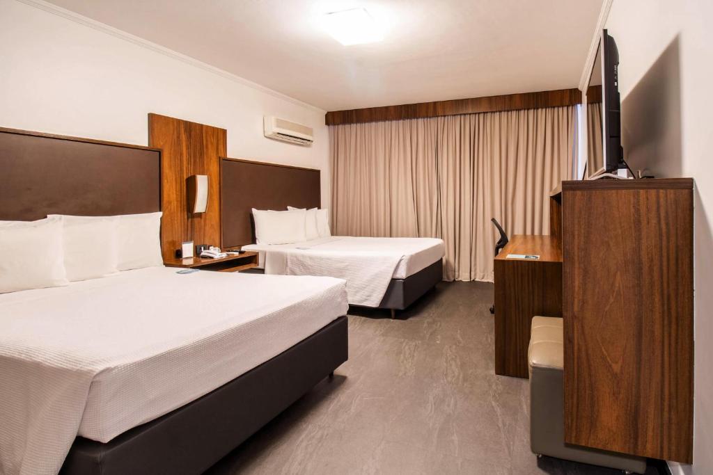 Postel nebo postele na pokoji v ubytování Hotel Deville Business Maringá