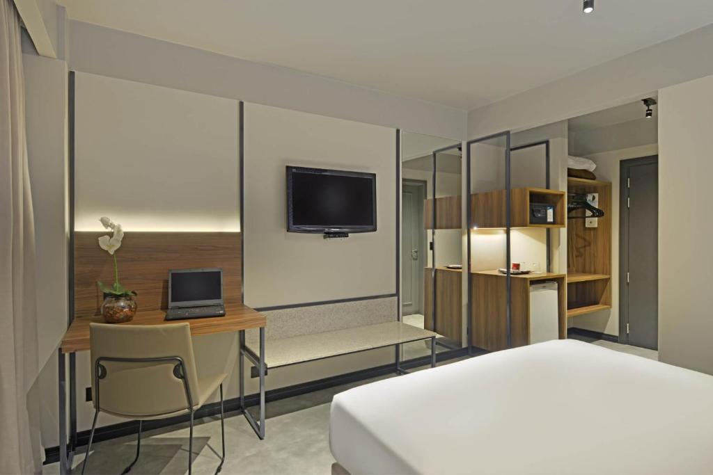 TV a/nebo společenská místnost v ubytování Hotel Deville Business Maringá