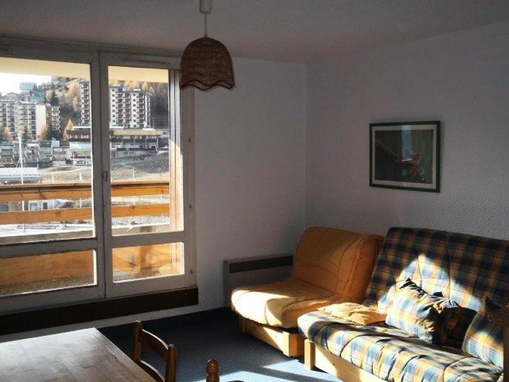 un salon avec un canapé et une fenêtre dans l'établissement Résidence Rond-point-pistes Ii - Maxi studio centre station et pieds des pistes à Orcières Merlette - Alpes du Sud MAE-7514, à Orcières