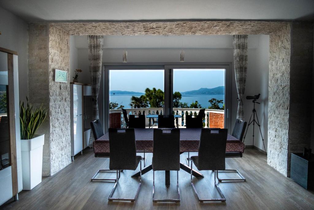 Un comedor con mesa y sillas en Apartman Panorama, en Rijeka