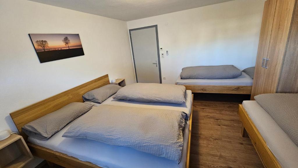 Postel nebo postele na pokoji v ubytování FeWo in der Kiese Hard