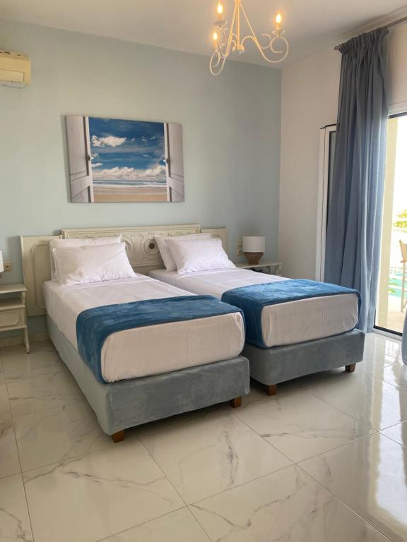 Postel nebo postele na pokoji v ubytování Sole e Mare Suite at Sidari Beach