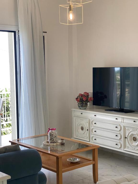 TV a/nebo společenská místnost v ubytování Sole e Mare Suite at Sidari Beach