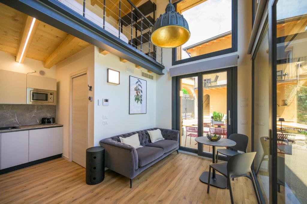 马内尔巴Appartamenti La Còrt - Number 4的客厅里有一张沙发和一张桌子。
