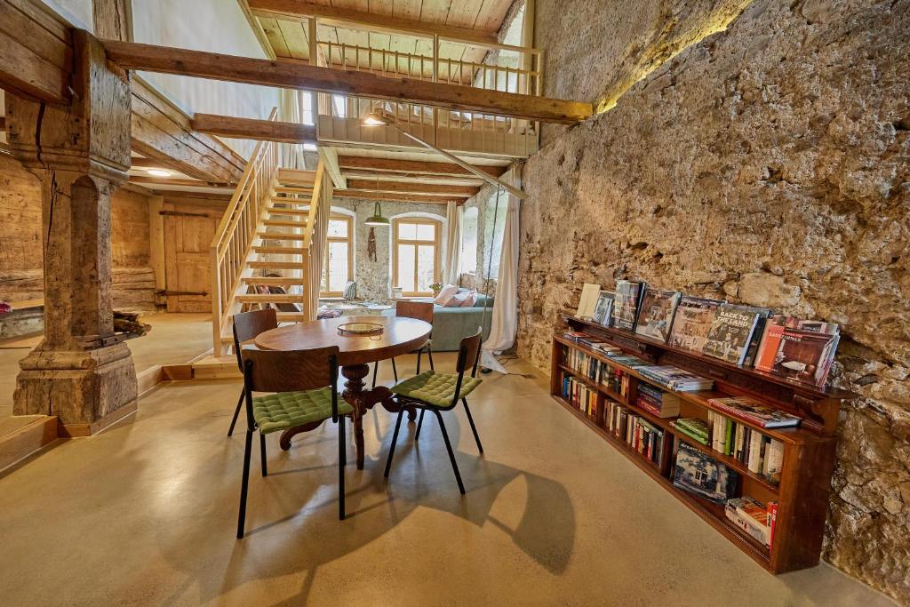 Knihovna v apartmánu
