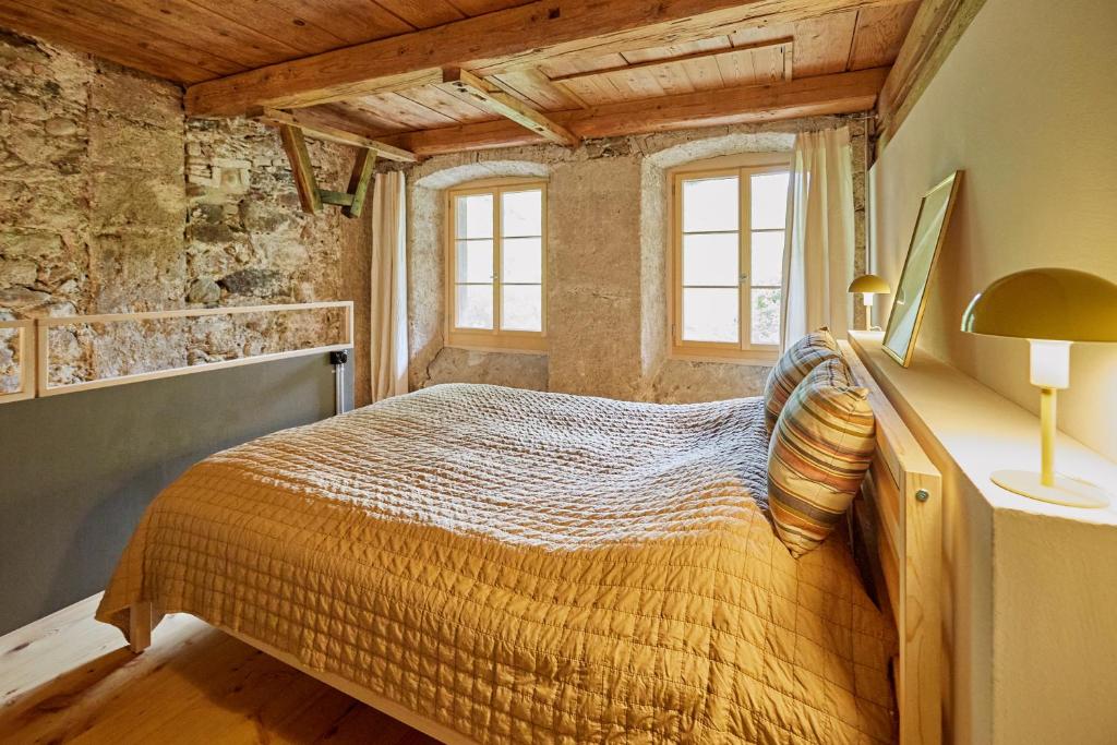 Postel nebo postele na pokoji v ubytování Baudenkmal Mühle Schalchen