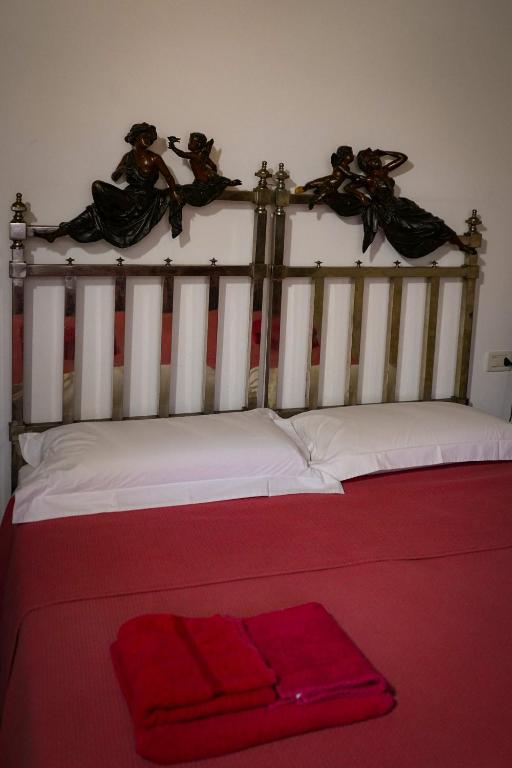 A bed or beds in a room at Le Gorghe di Valmarino