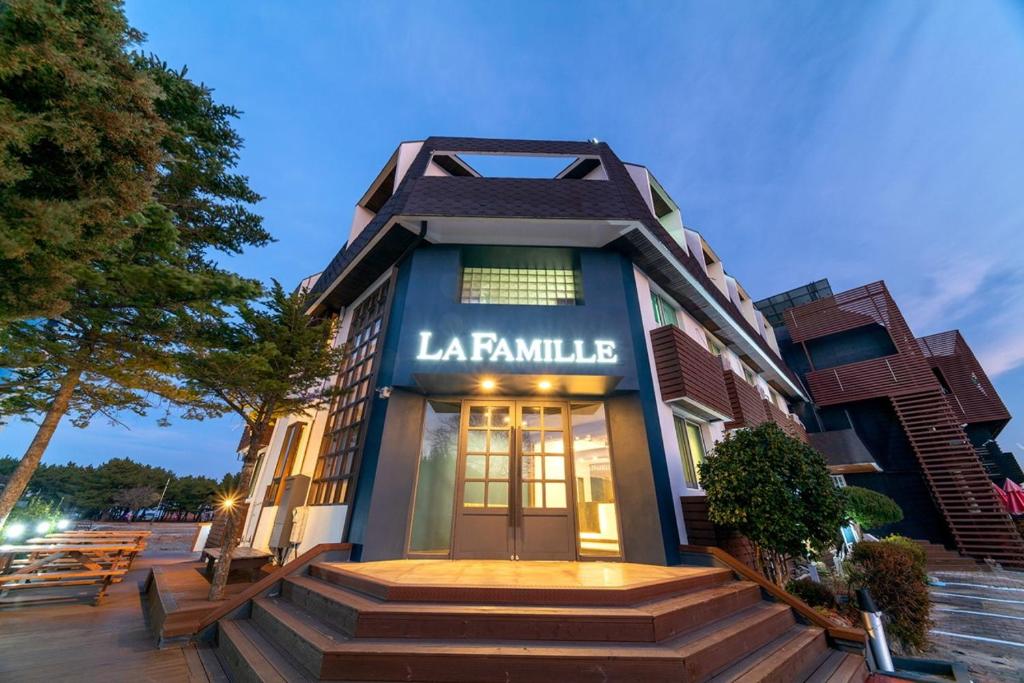 La Famille - Housity