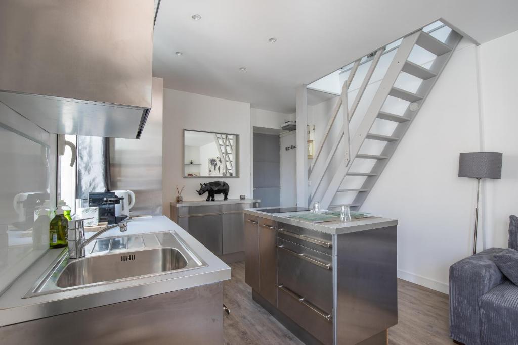 une cuisine avec un évier et un escalier dans l'établissement Croisette Escape - Wifi - Clim - Hypercentre, à Cannes