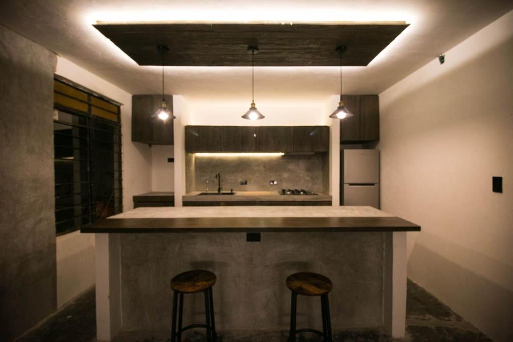 Η κουζίνα ή μικρή κουζίνα στο Casa moderna con patio y asador